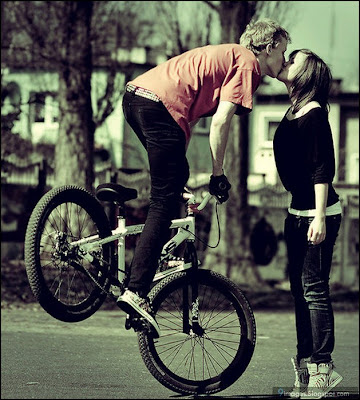 Фото-идея: Лучшие спортивные поцелуи. Поцелуи на велосипедах