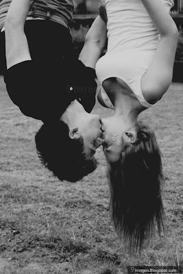 Фото-идея: Лучшие спортивные поцелуи. Поцелуй летучих мышей. Парень и девушка вверх ногами целуются