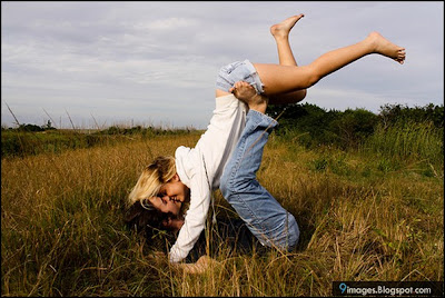 Фото-идея: Лучшие спортивные поцелуи. Поцелуй в траве в поле на руках