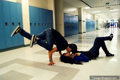 Фото-идея: Лучшие спортивные поцелуи. Поцелуй на руках на полу в школе