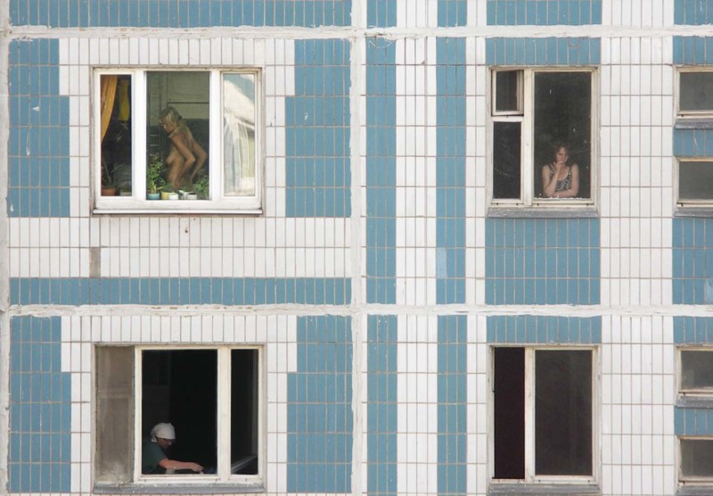 7. Картина маслом девушки, смешно, сосед в окне, фото
