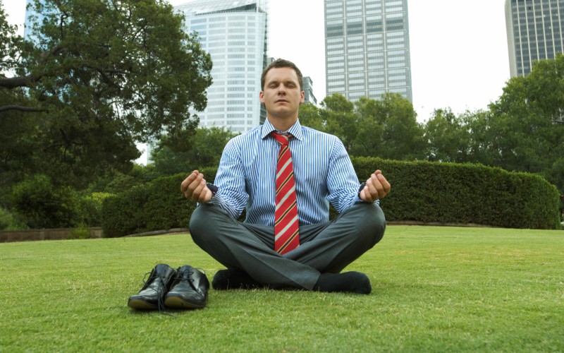 10 минут медитации Медитация дает вашему мозгу возможность сосредоточиться на цели и не поддаваться сиюминутным искушениям. Исследования показывают, что всего после 2-3 дней практики медитации по 10 минут в день, вашему мозгу уже будет легче концентрироваться, у вас появится больше энергии. К тому же вы станете более устойчивым к разного рода стрессам.