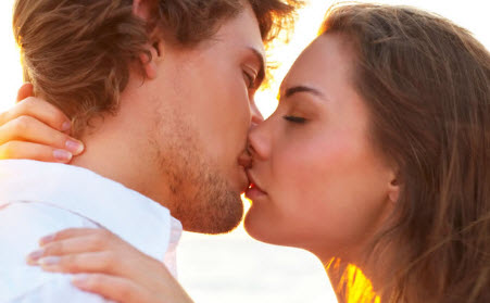 Как правильно научиться целоваться взасос