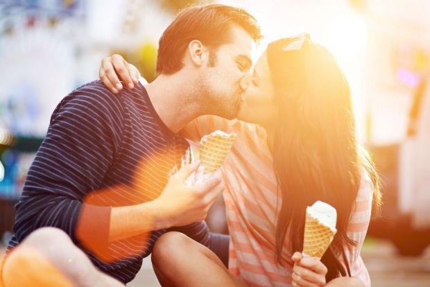 Как правильно научиться целоваться с парнем с языком и без? Доступная практика