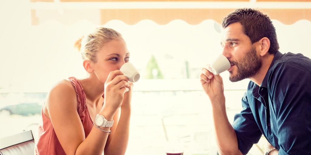 Парень и девушка пьют кофе