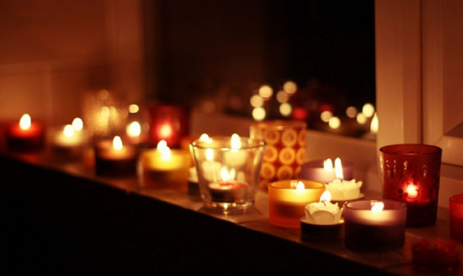 Маленькие свечи, расставленные по комнате помогут сделать вечер сказочным
