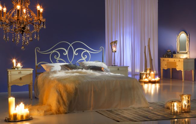 Свечи в спальне придадут пространству романтичности и загадочности