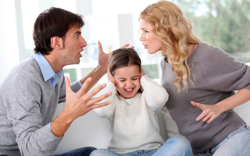 Конфликты в семье, происходящие на глазах у ребенка, разрушают его психику.