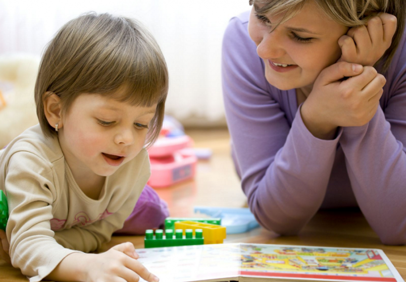 Дети с аутизмом не принимают участие в играх своих сверстников.