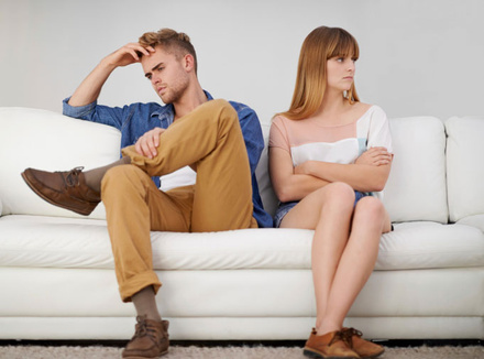 Пара на диване: избавиться от отношений