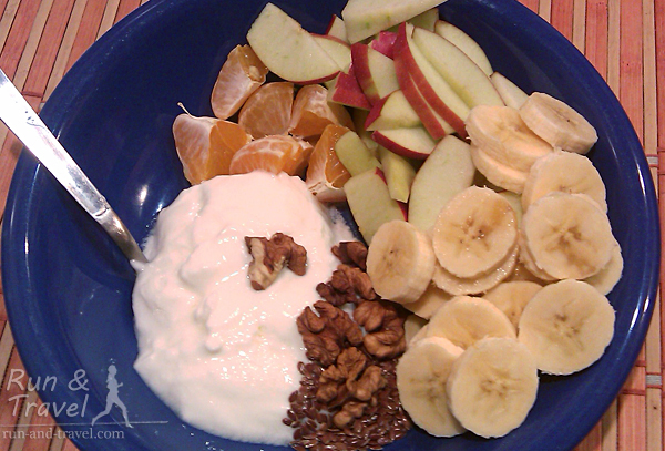 Один из любимых вариантов завтрака: домашний йогурт + фрукты + орехи-семечки