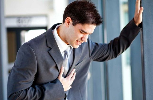 Слишком часто бьющееся сердце - один из симптомов панической атаки