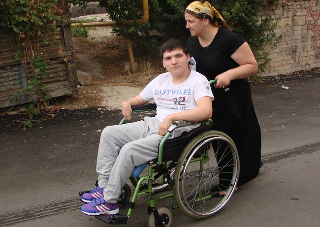Молодой мужчина в инвалидном кресле