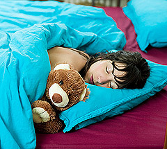 кровать, сон, девушка, 
медведь, игрушка