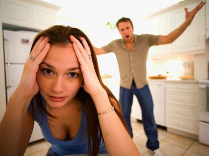 Как себя вести если муж пьет: ведет себя агрессивно и буянит