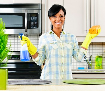 Женщина наводит порядок на кухне