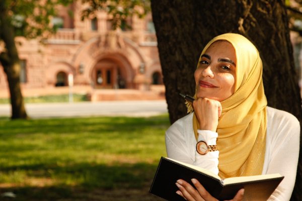 Можно ли по исламу работать женщине?