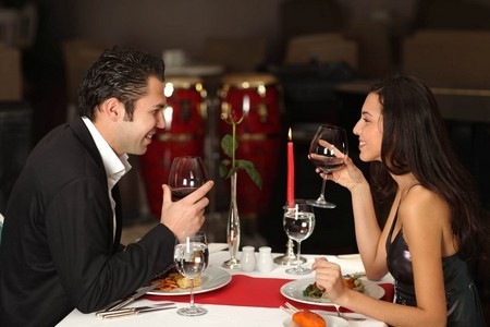 Женщина и мужчина на романтическом ужине