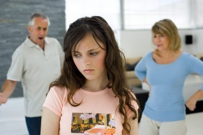 Дочка с расстроенными родителями