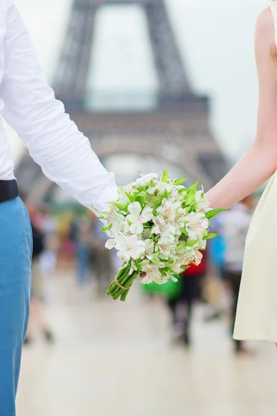 Невеста и жених возле Эйфелевой башни — стоковое фото