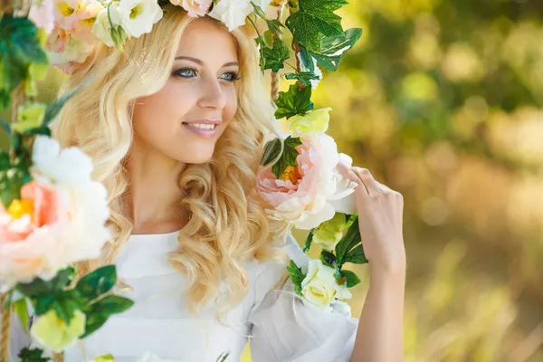 Красивая женщина с венком из цветов — стоковое фото