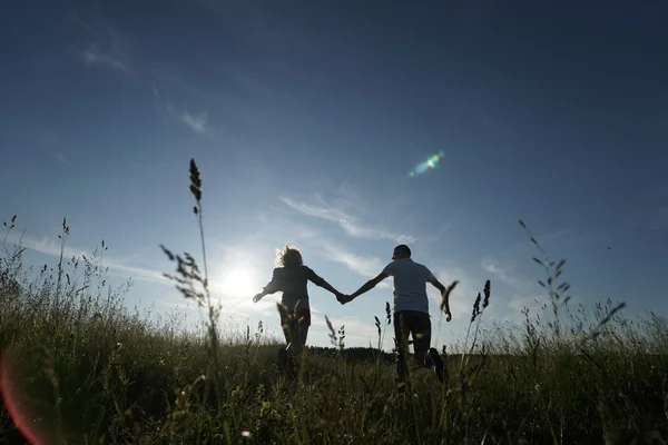 Пара, ходить через поля — стоковое фото