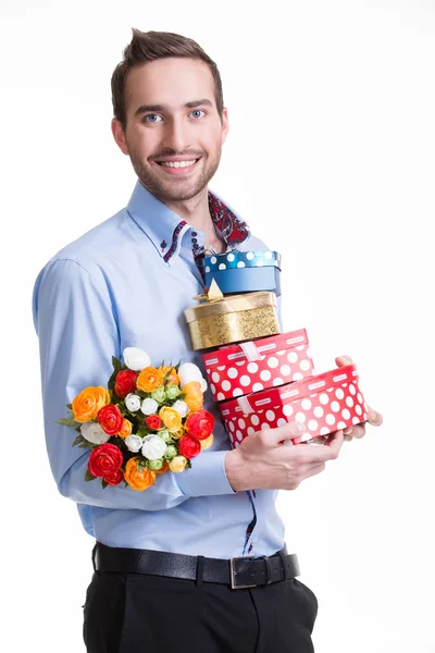 Счастливый молодой человек с цветами в подарок — стоковое фото