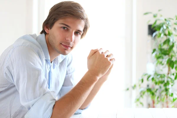 Красивый молодой человек в мышлении рубашка синий офис — стоковое фото