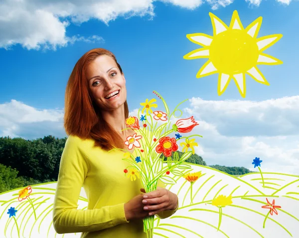 Улыбается Счастливая молодая женщина с цветами — стоковое фото