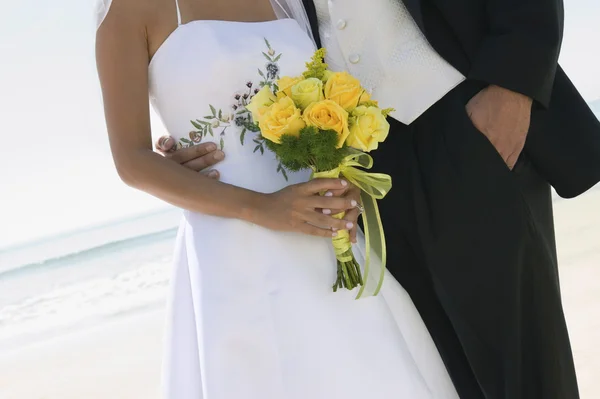 Жених и невеста с букетом — стоковое фото