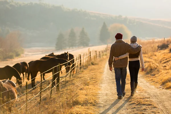Молодая пара, ходить в Дорога фермы. — стоковое фото