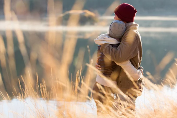Молодая пара, обнимая зимой вид сзади — стоковое фото