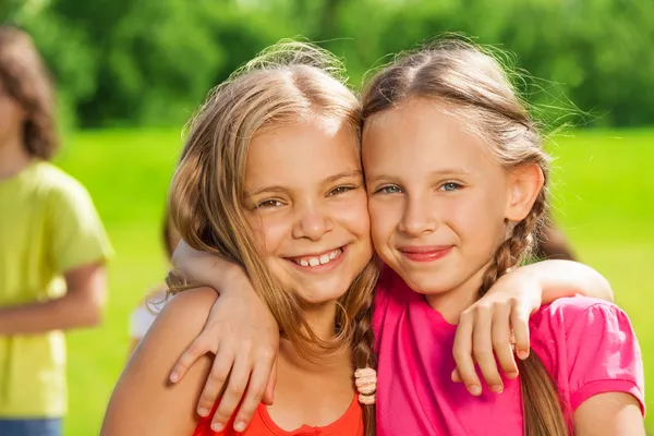 Две Счастливые девушки обнимая — стоковое фото