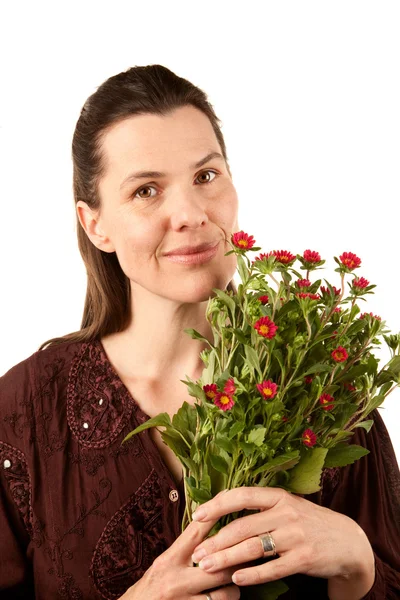 Довольно взрослая женщина с цветами — стоковое фото