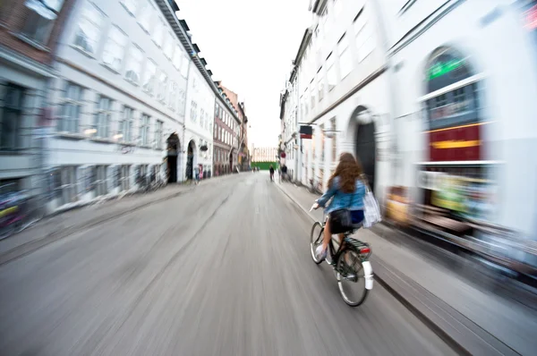 Езда велосипедов в городе, движение blur — стоковое фото