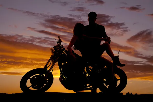 Пара на мотоцикл ее откинуться на спинку его провести — стоковое фото