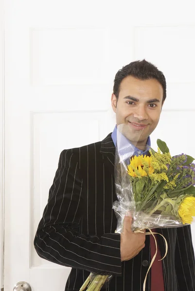 Молодой предприниматель, держа букет цветов — стоковое фото