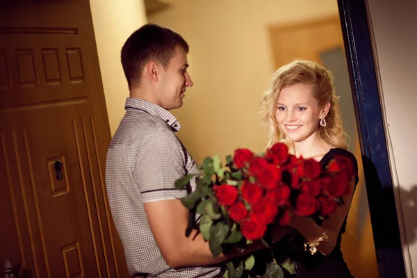 Человек дает розы с девушкой — стоковое фото