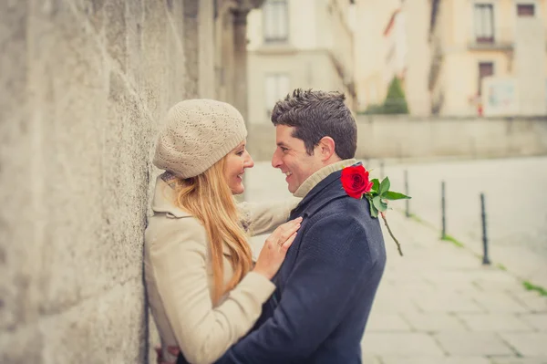 Пара с розой поцелуи на день Святого Валентина — стоковое фото