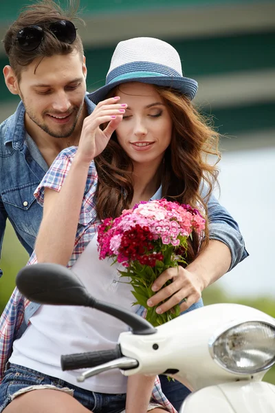 Человек дает цветы красивая женщина — стоковое фото