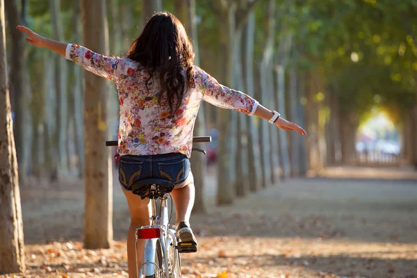 Велосипед езда довольно молодая девушка в лесу — стоковое фото