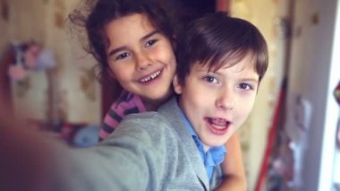 Мальчик девочка самоуправления обниматься кричать брат и сестра счастья — стоковое видео