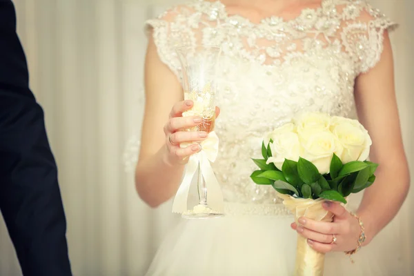 Стекло в руку невесты свадьба — стоковое фото