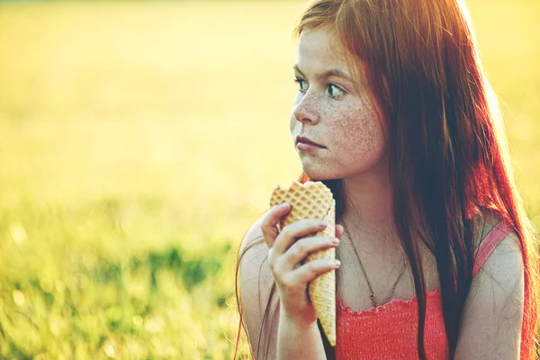 Красивая девочка ест мороженое — стоковое фото