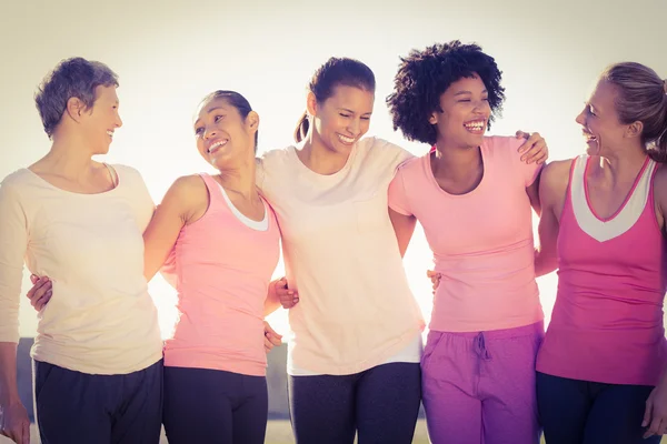 Женщины нося розовый для рака молочной железы — стоковое фото