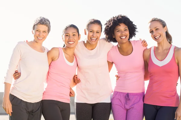 Женщины нося розовый для рака молочной железы — стоковое фото