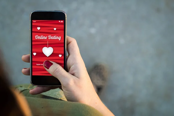 Женщина идет с смартфон приложение онлайн знакомства — стоковое фото