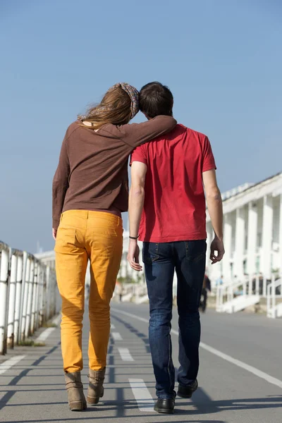 Портрет сзади молодого человека и женщины, идущей — стоковое фото