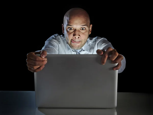 Увлекитесь человек в компьютерном ноутбуке, наблюдая интернет-понятие склонности порно — стоковое фото