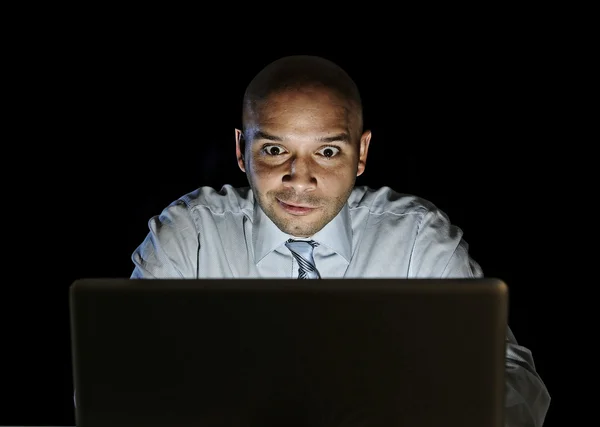 Один только бизнесмен ночью, сидя в компьютерном порно наблюдения ноутбука или азартной игре онлайн — стоковое фото